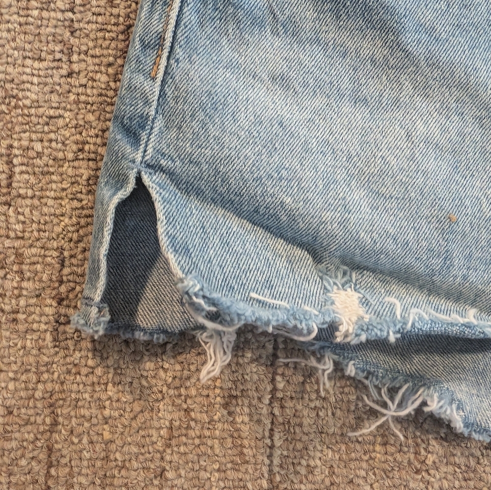 Abercrombie & Fitch The Mom Short High Waisted Distressed Jean Shorts Size 28/6 - Picture 3 of 7